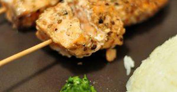 Brochettes de saumon croustillantes et pesto de coriandre