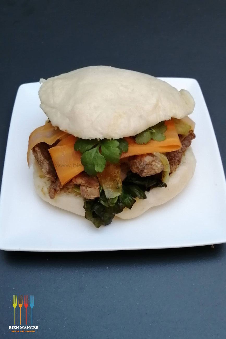 Bao burger, porc mariné, pickles de carottes et concombre