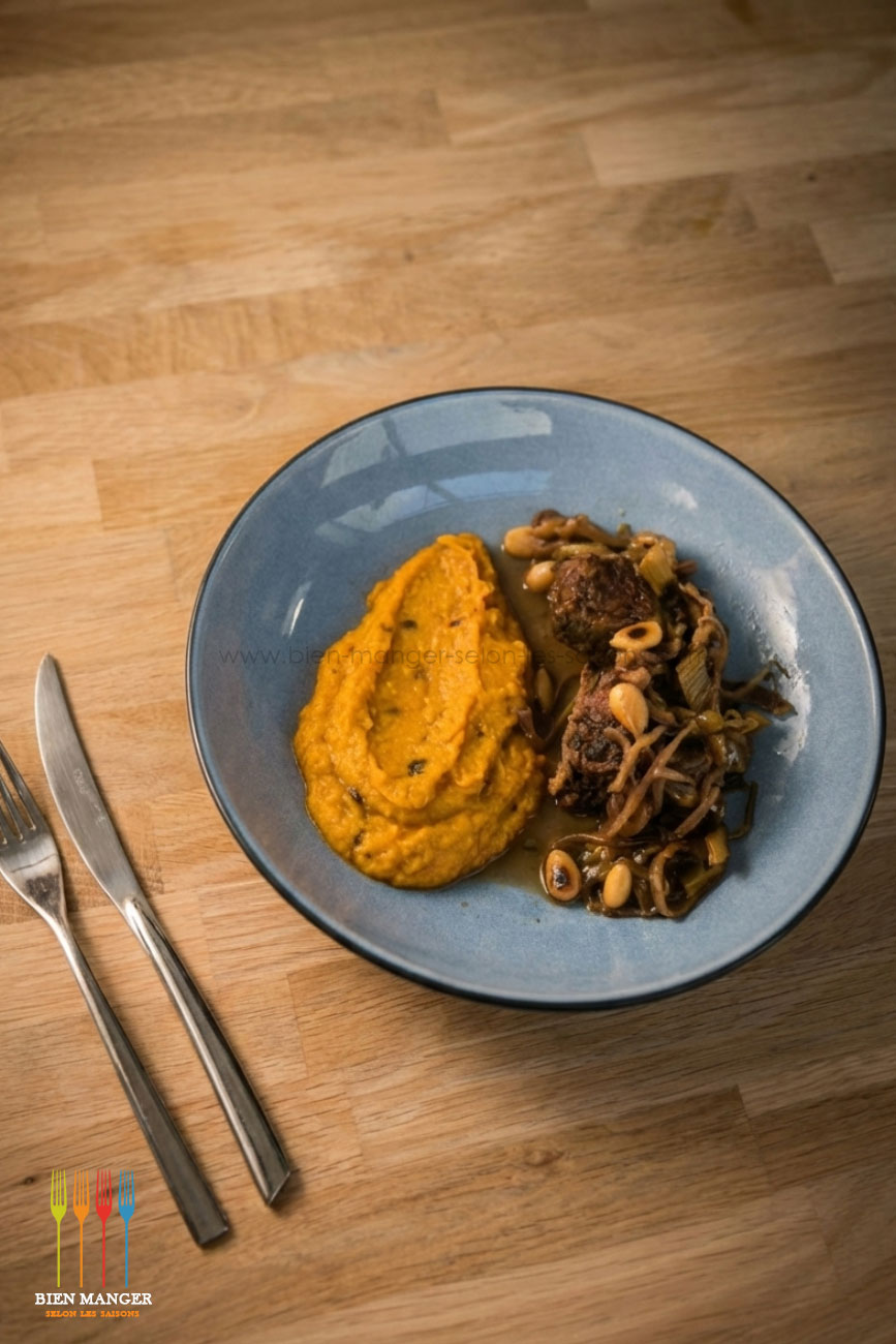 Veau confit au miel et amandes, purée de courge aux oignons rouges